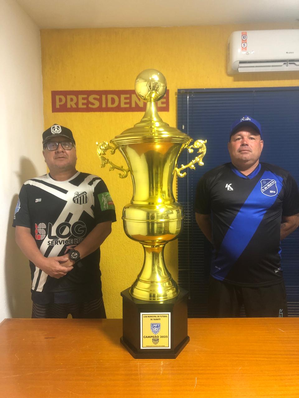 o encontro dos finalistas com a taça